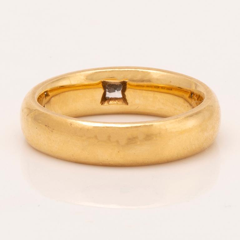 J Butler Malmö 1996 , ring 18K guld med en oval-slipad briljant ca 0,40 ct.
