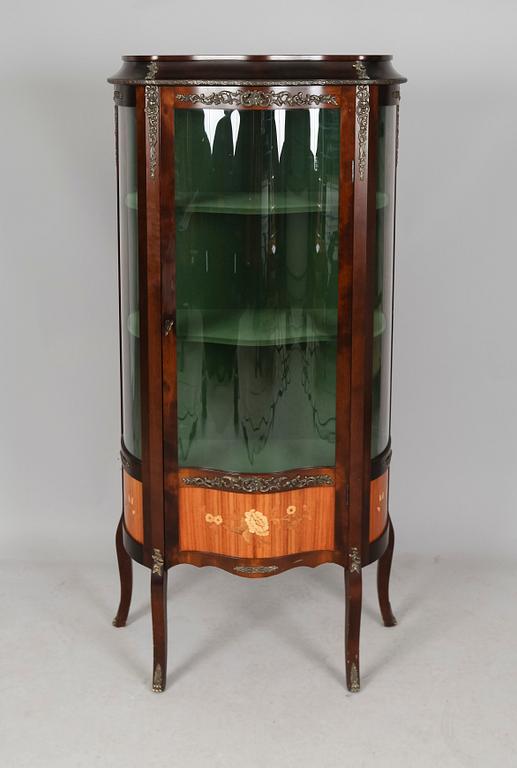 VITRINSKÅP, rokokostil, 1900-talets andra hälft.