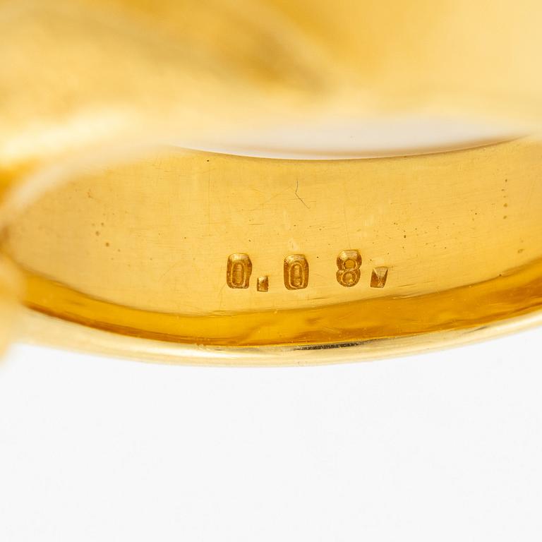 Ring 18K guld med en rund briljantslipad diamant 0.08 ct enlig gravyr.