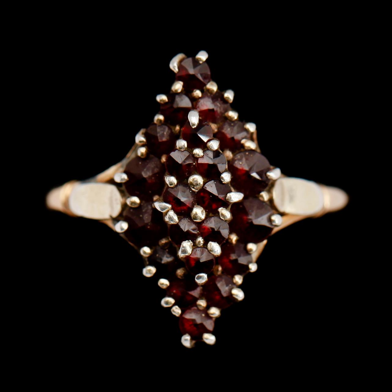 RING, 18 k guld, med granater.