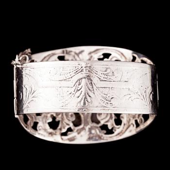 ARMRING, österländskt silver, 1800/1900-talets slut. Importstämpel OW Helsingfors. Vikt 57,4 g.