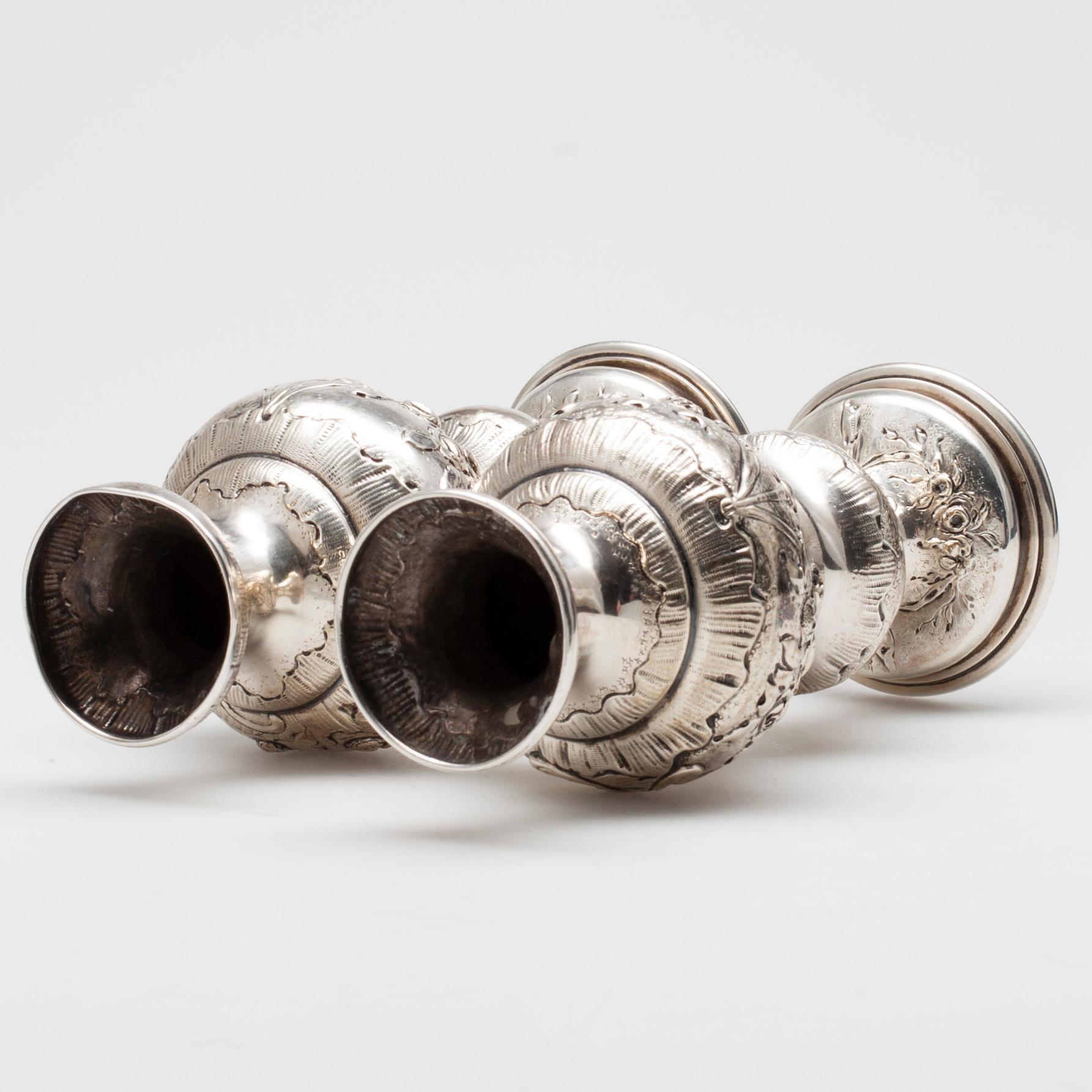VASER, ett par, silver, engelska kontrollstämplar, London 1892, vikt ca 354 g.