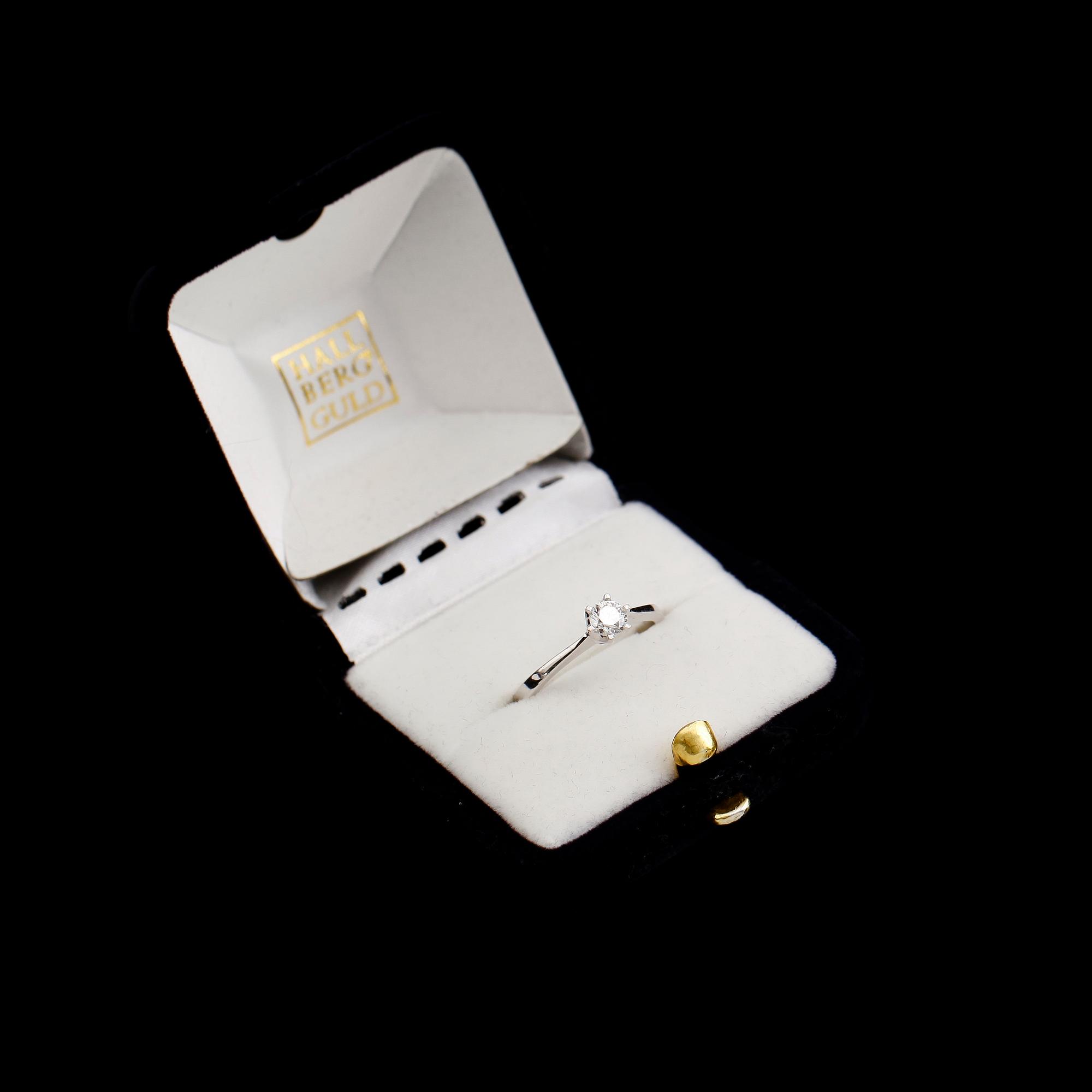 RING, 18 k vitguld, solitär briljantslipad diamant 0.30 ct.