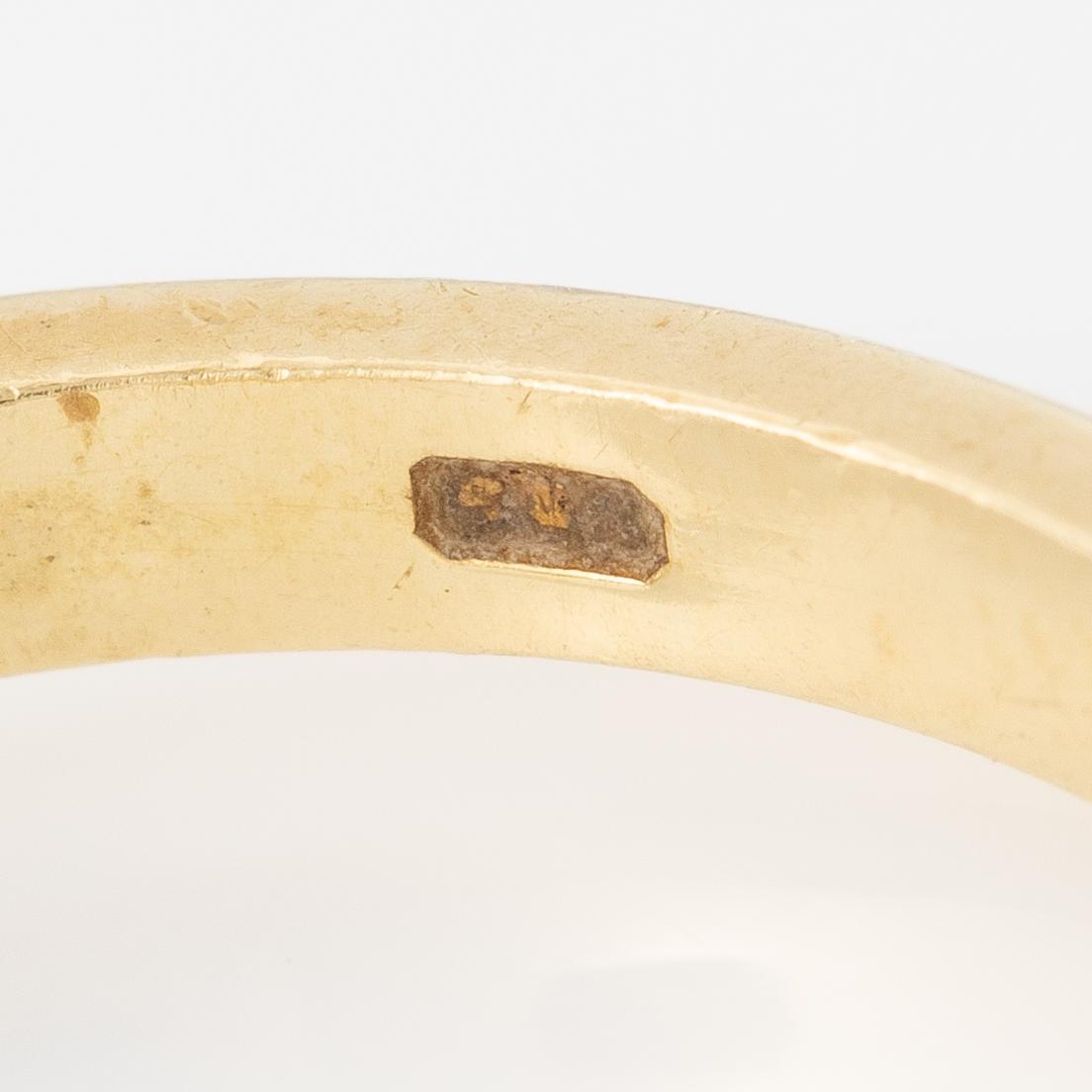 Ring 18K gold with princess-cut diamond.