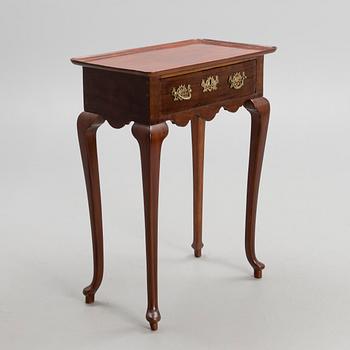 A QUEEN ANNE SIDETABLE, Mahogany veneered, England 18th century.