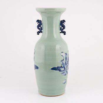 A Chinese porcelain vase, Qing dynasty, late 19th Century.