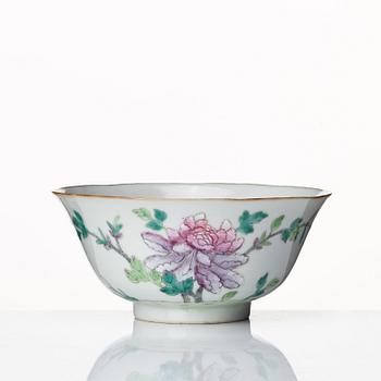 Two Chinese bowls, late Qing dynasty, circa 1900.