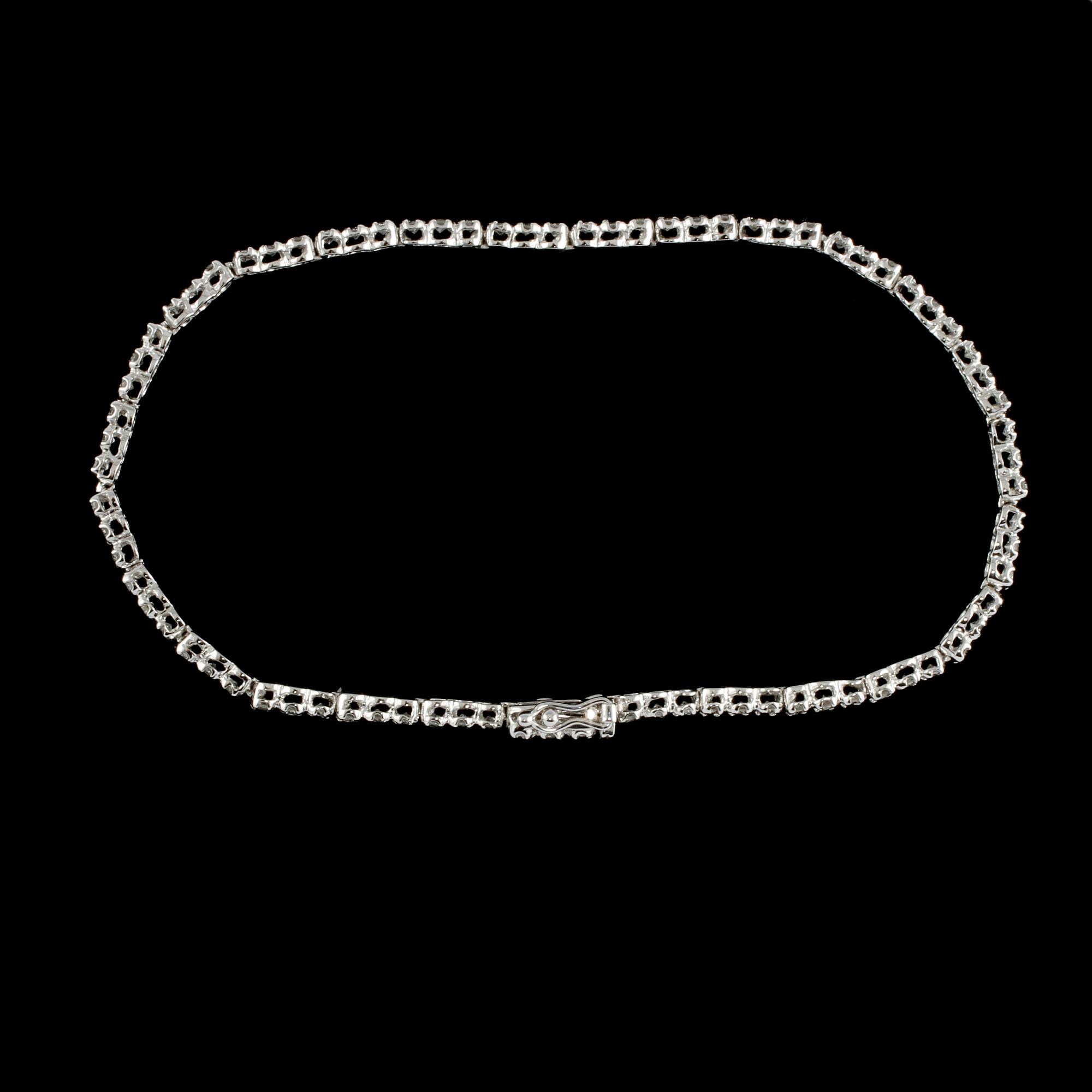 ARMBAND, 18k vitguld med briljantslipade diamanter, 0.92 ct. Vikt 3,0 g.