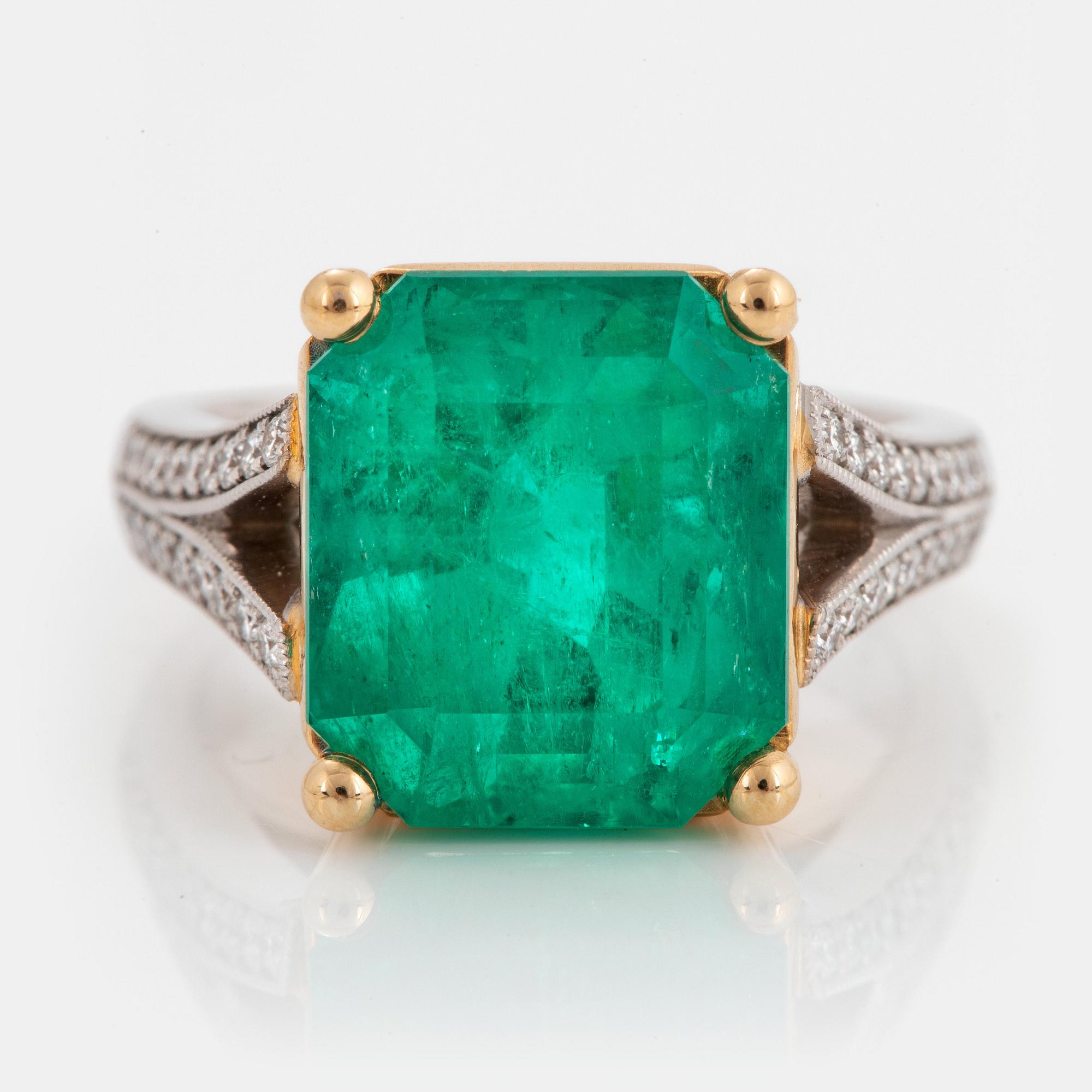 An 18K gold ring set with a Colombian emerald 8.10 cts.