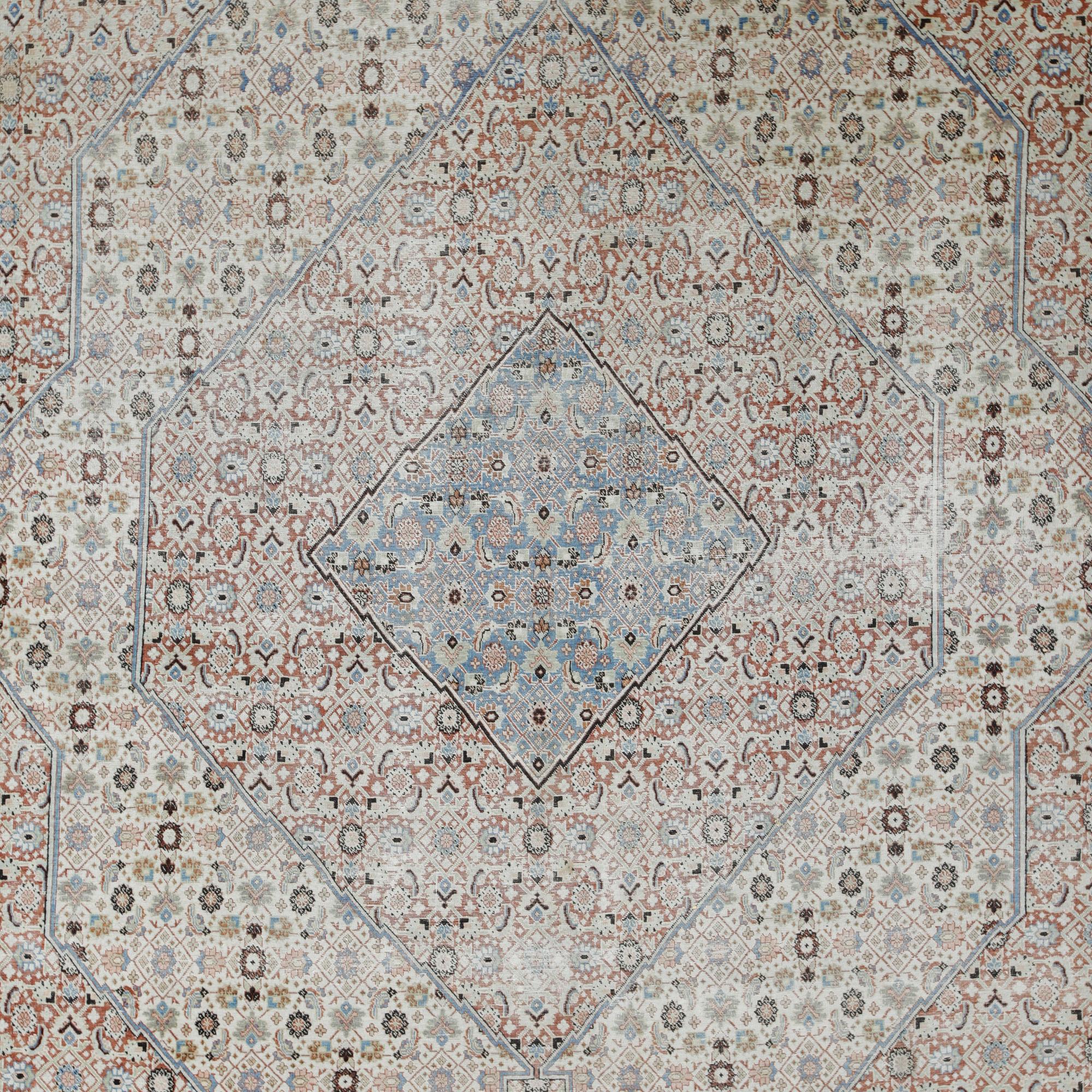 MATTA, antik Täbris. Ca 409 x 307 cm.