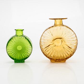 Helena Tynell, flaskor, 2 st, "Solflaskan" Riihimäen Lasi Oy. I produktion 1964-1974.