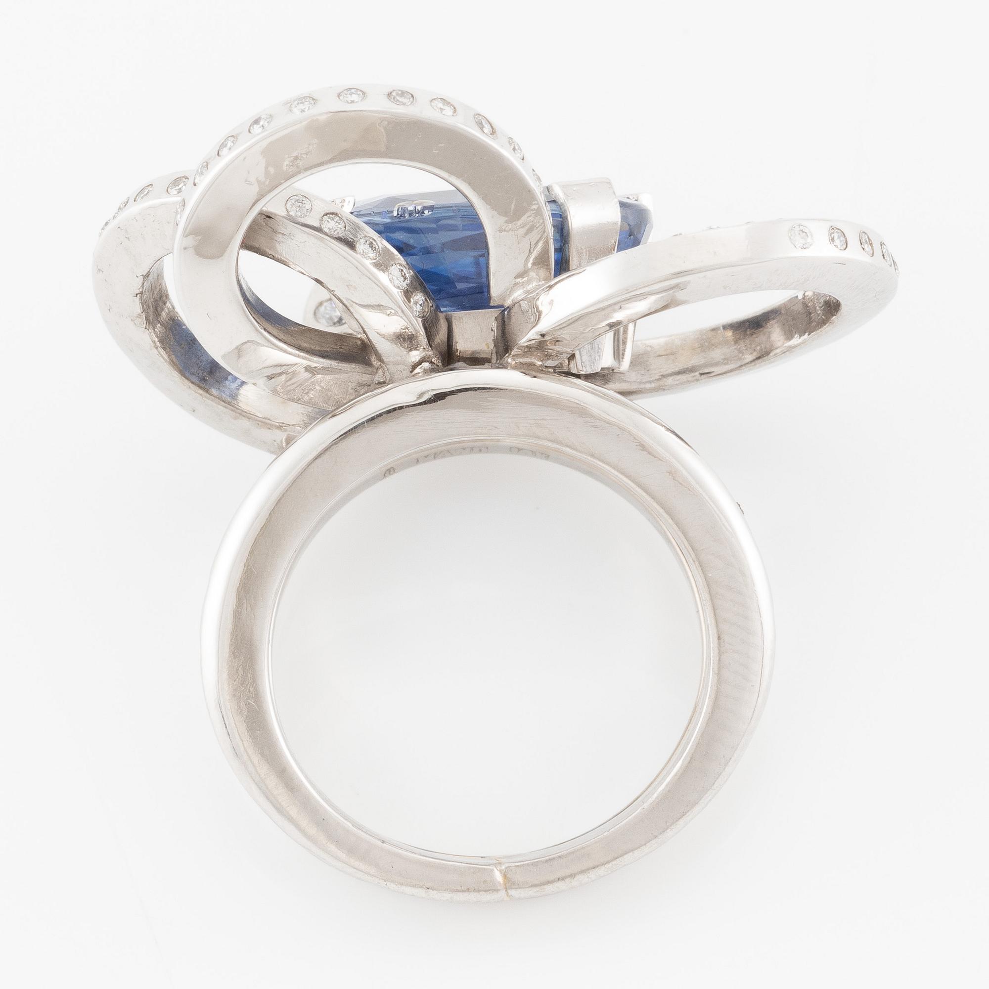 Ring, Mandelstam, 18K vitguld med safir och briljantslipade diamanter.