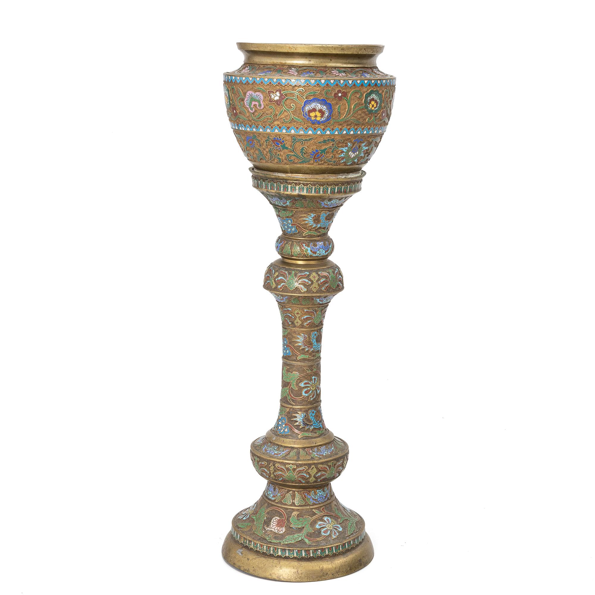 Ytterfoder med piedestal, cloisonné på mässing, Kina, omkring 1900.