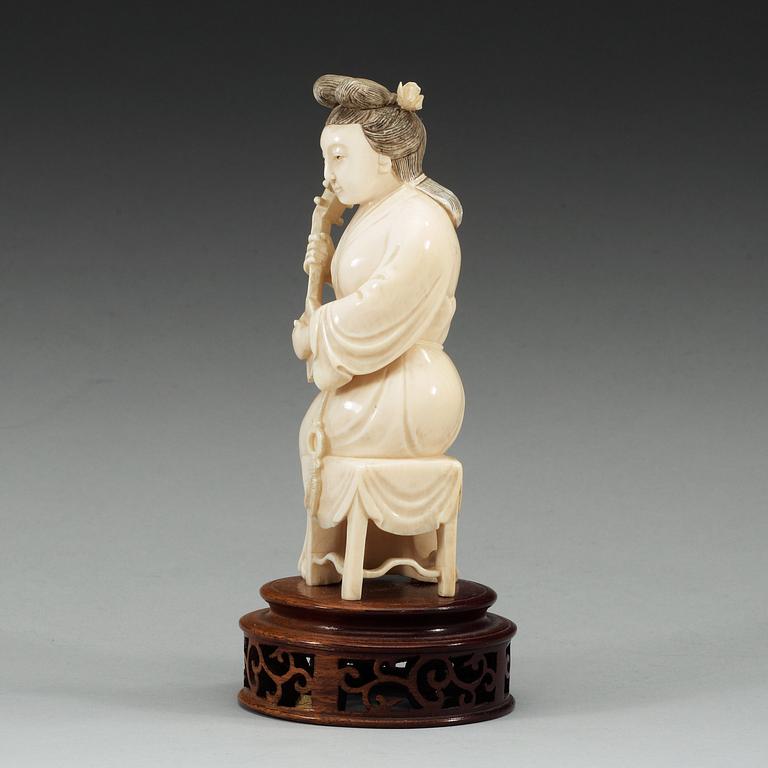 A ivory sculpture of a female musician, late Qing dynasty (1644-1912).