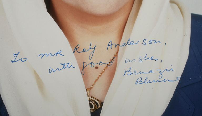 FOTO MED AUTOGRAF, Benazir Bhuto, egenhändigt sign.