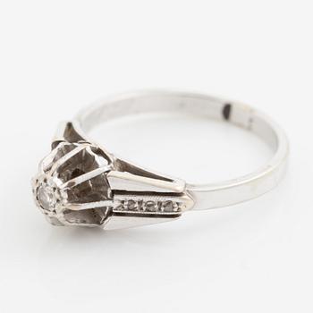 Ring, 18K vitguld med små diamanter.
