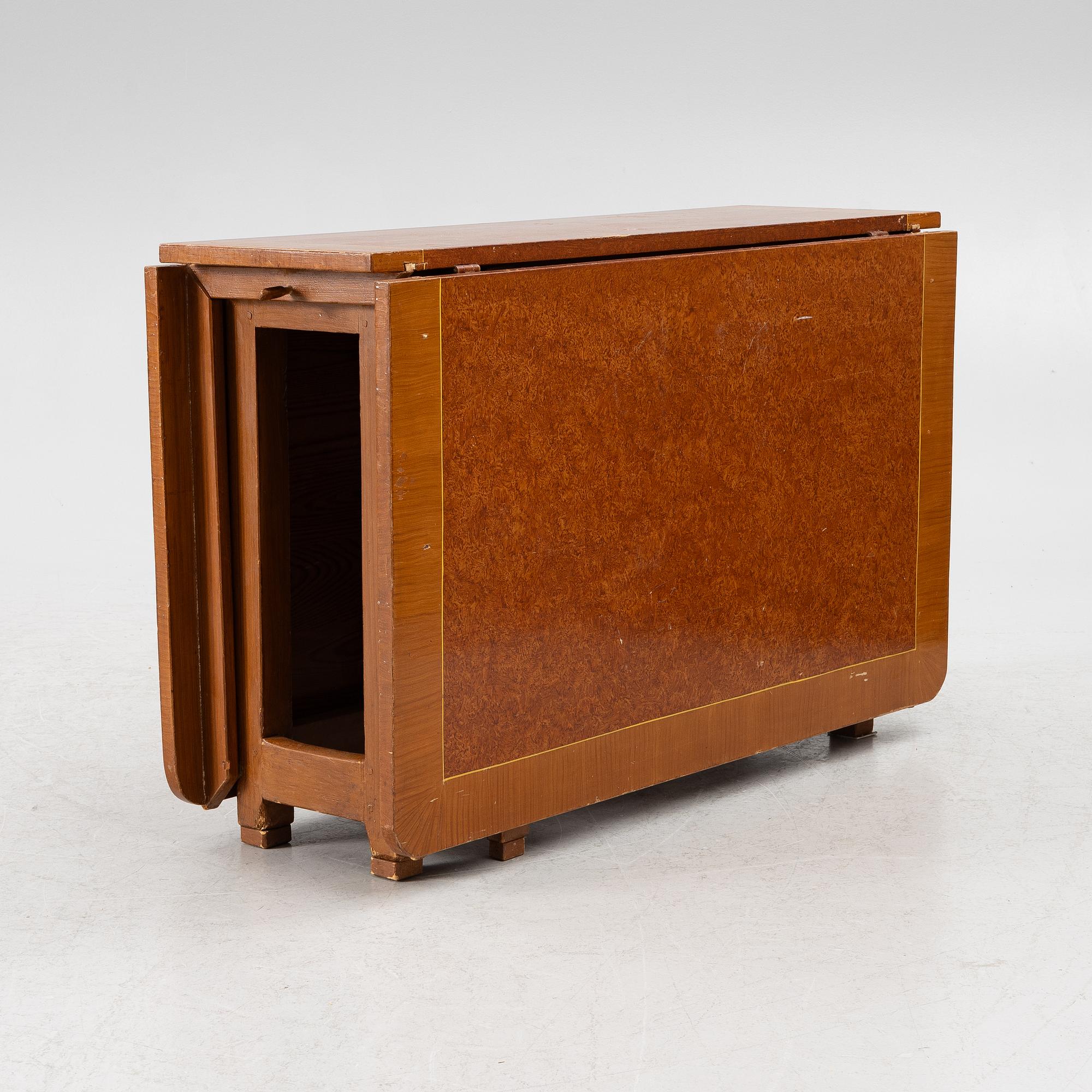 A drop-leaf table, 19th century.