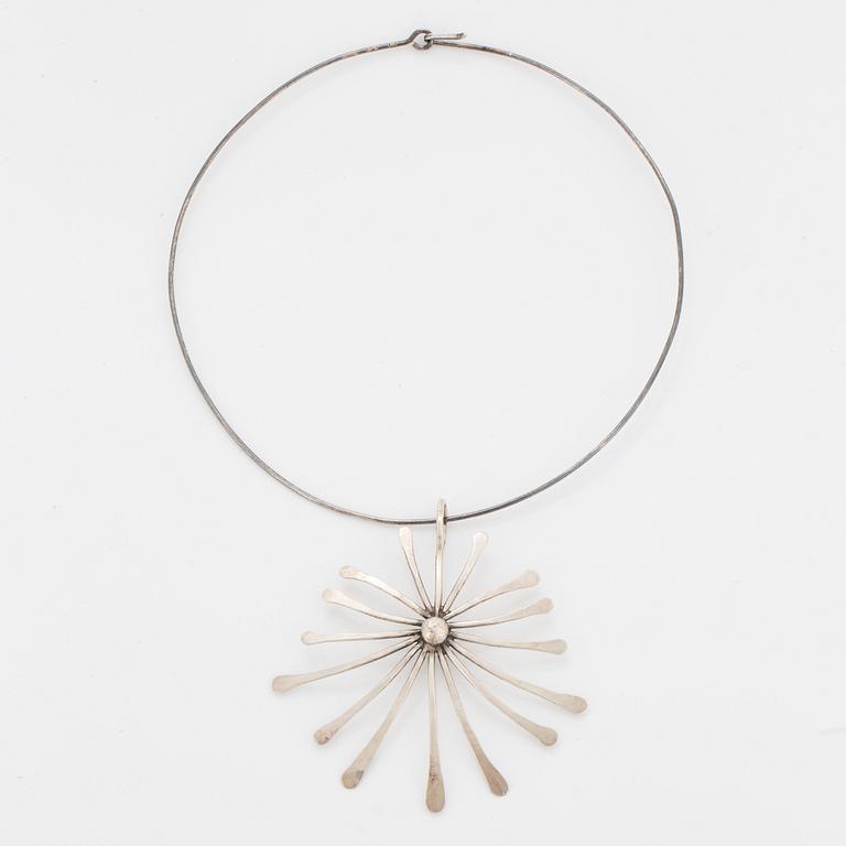 A silver necklace by Birgitta Sanitate.