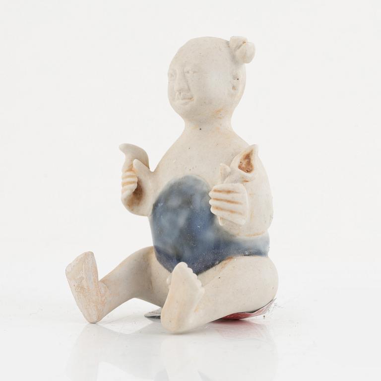 Koppar med fat, två stycken, koppar, två stycken samt figurin, porslin, delvis vrakgods, Kina, Qingdynastin, 1700-tal.