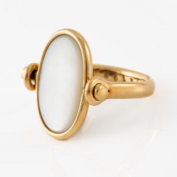 Vivianna Torun Bülow-Hübe, ring, 18K guld med labradorit och pärlemor, för Georg Jensen.
