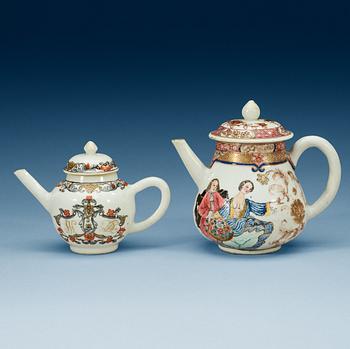 1574. TEKANNOR med LOCK, två stycken, kompaniporslin. Qing dynastin, Qianlong (1736-95).