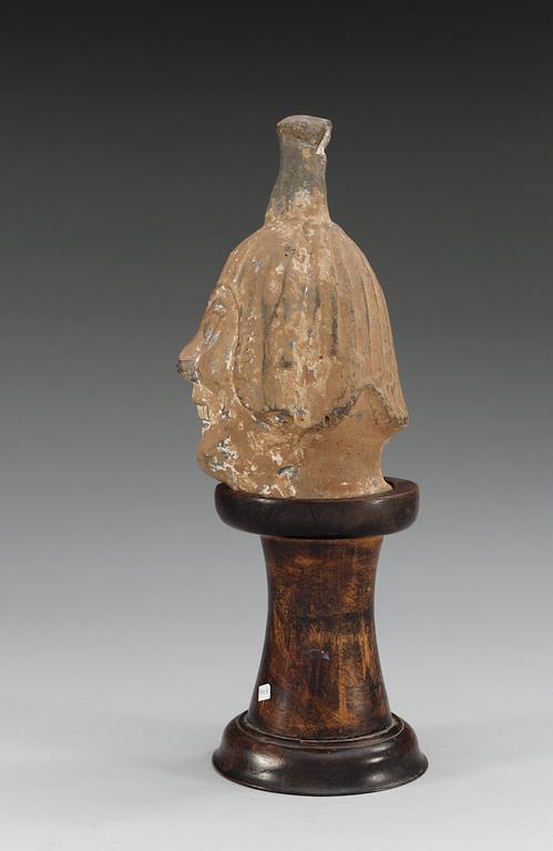 A figure of a warrior´s head, Han dynasty (206 BC-221 AD).