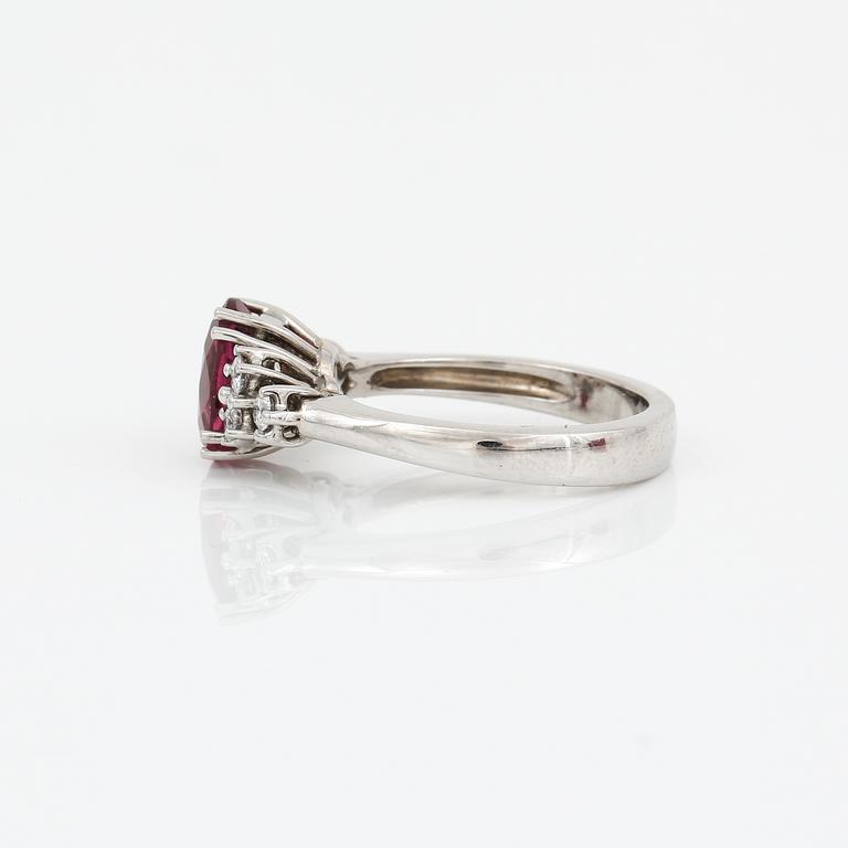 RING, 18K vitguld med rosa turmalin 1,70 ct och briljantslipade diamanter tot ca 0,26 ct. Vikt 6 gram.