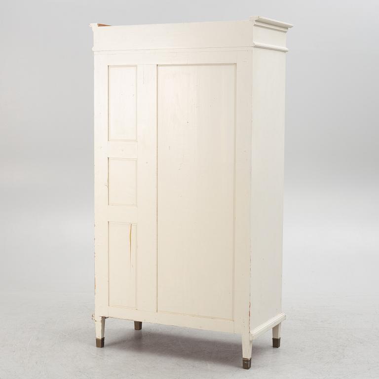 Klädskåp, gustaviansk stil, 1900-talets första hälft.