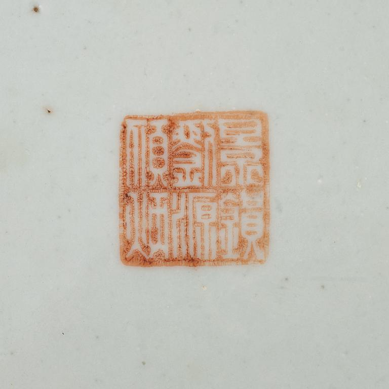 Urnor med lock, 3 st, porslin, Kina, 1900-talets första hälft samt mitt.