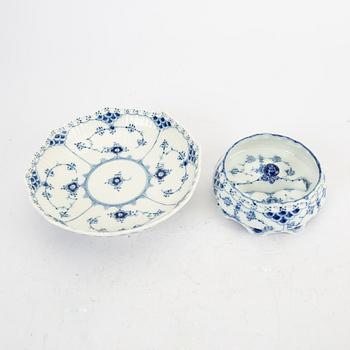 Service 45 dlr "Musselmalet" hel and halv blonde Royal Copenhagen Denmark porcelain.