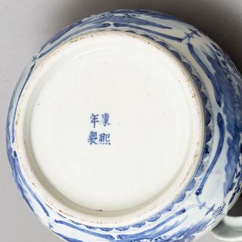 A pair of blue and white jars with covers, Qing dynasty, Guangxu (1875-1908).