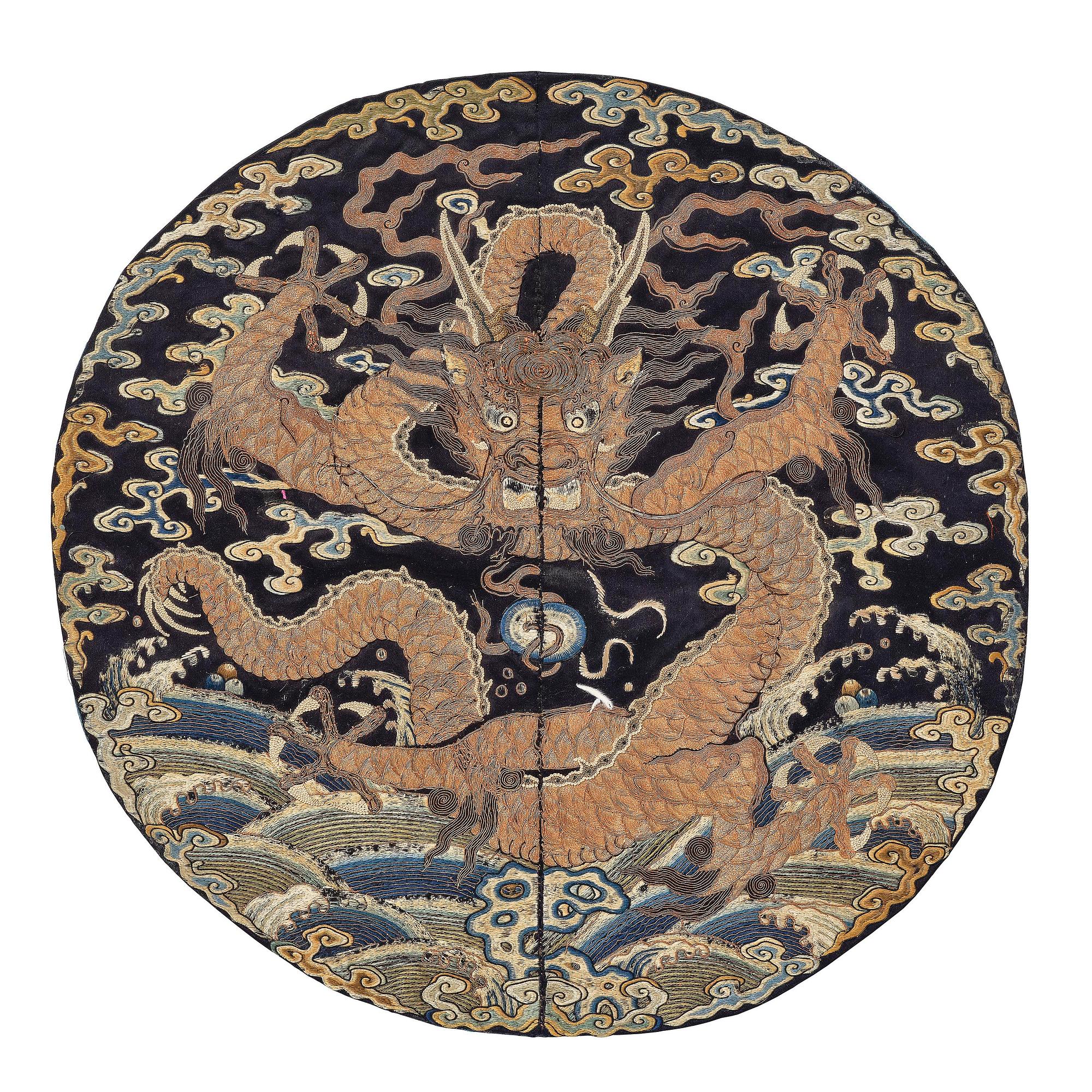 Kejserlig insignia, broderat siden. Qingdynastin, 1700-talets mitt.