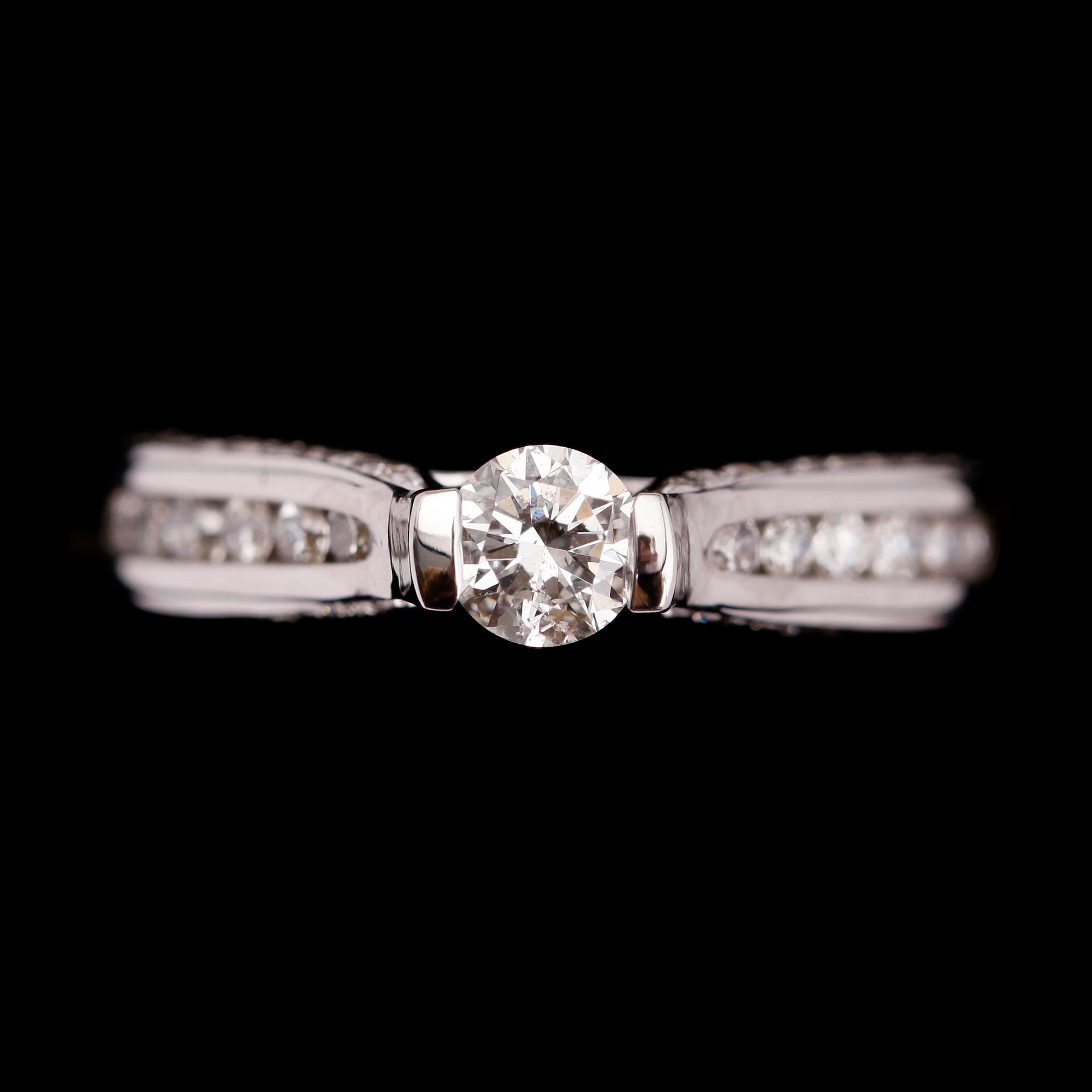 RING, 14 k vitguld, med briljantslipade diamanter tot ca 1.0 ct. Total vikt ca 4,8 gram.
