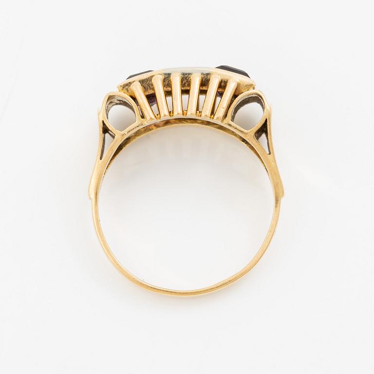 Ring in 18K gold set with an octagon-cut diamond and purple stones.