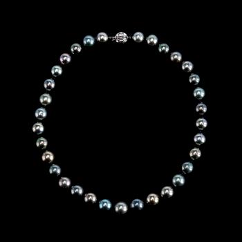 76. A NECKLACE, 33 Tahiti pearls Ø 11 - 12 mm.