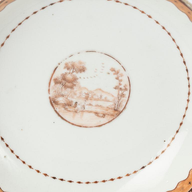KOPPAR med fat, två stycken, Kina, Qianlong (1736-1795), porslin.