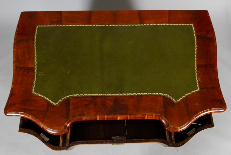 SKRIVBORD, senbarock, 1700-tal.