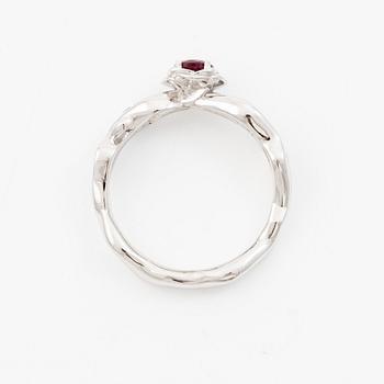 Ring 14K white gold with a ruby and brilliant-cut diamonds.