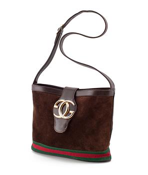 143. A Gucci shoulder bag.