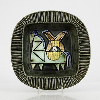 Lisa Larson, askfat och väggrelief ur serien "Harlekin" och ljusstake ur serien "Advent", Gustavsberg.