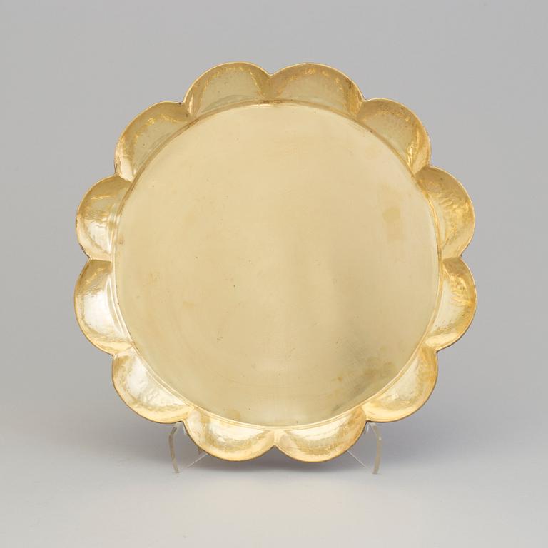 A set of three brass trays by Arvid Johansson, Arvika Konstsmide.