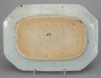 STEKFAT, 2 st, porslin, Kina, Qianlong (1736-95).