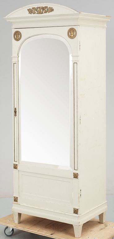 KLÄDSKÅP, empire-stil, omkring år 1900.