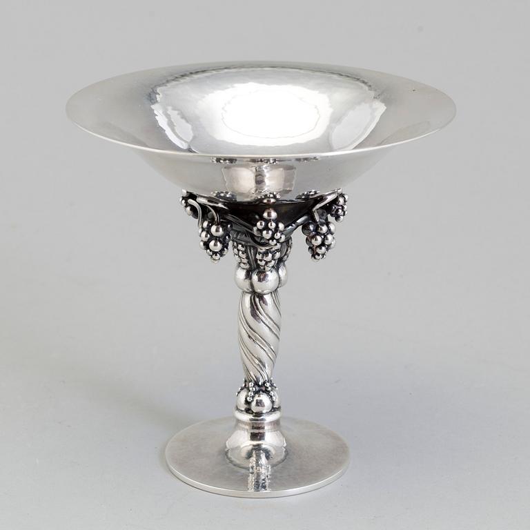 GEORG JENSEN, skål på fot, sterlingsilver, Köpenhamn, design nr 263. Efter 1945. Vikt ca 275 gram.