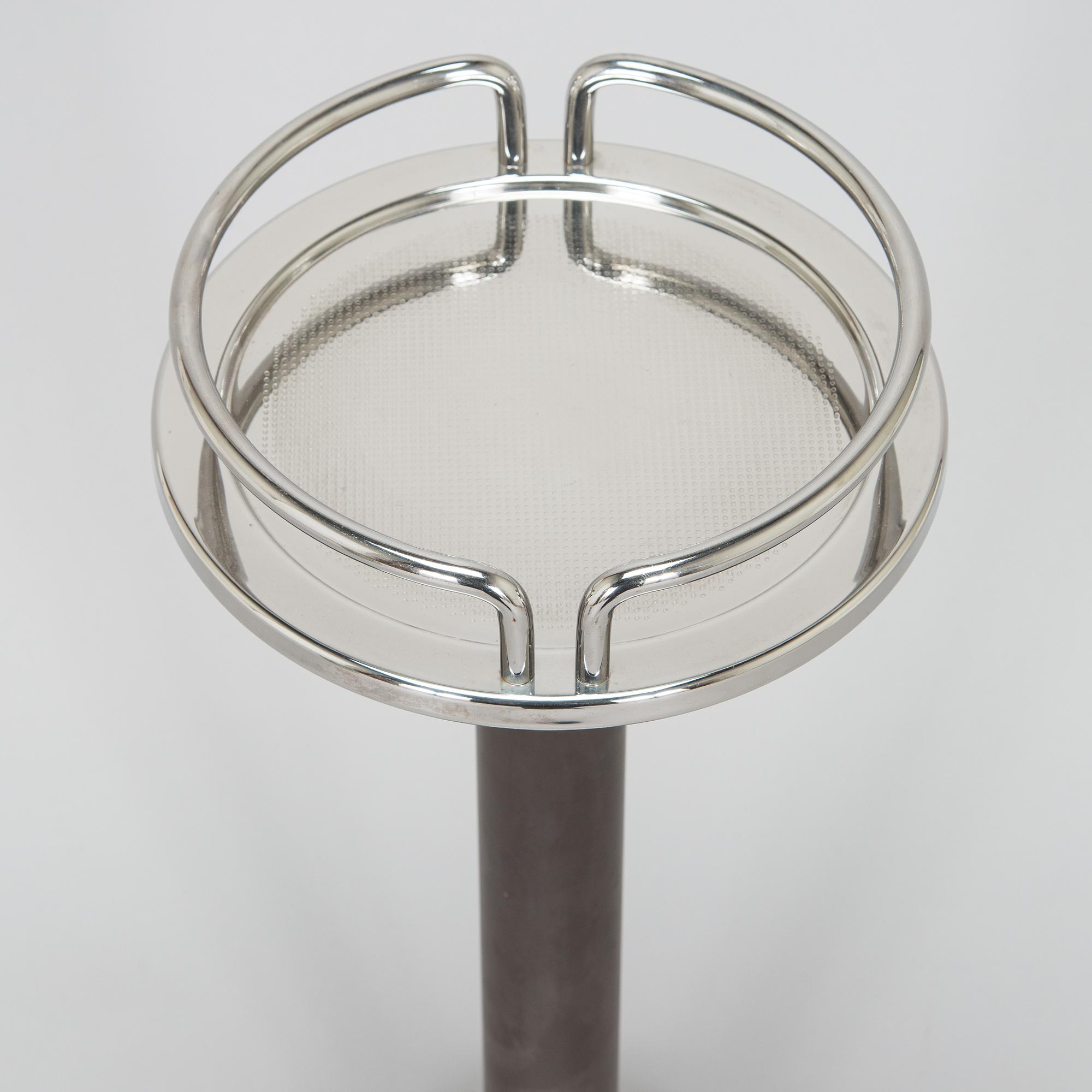 Ettore Sottsass, samppanjajäähdytin ja jalusta, Alessi, 1900-luvun loppu.