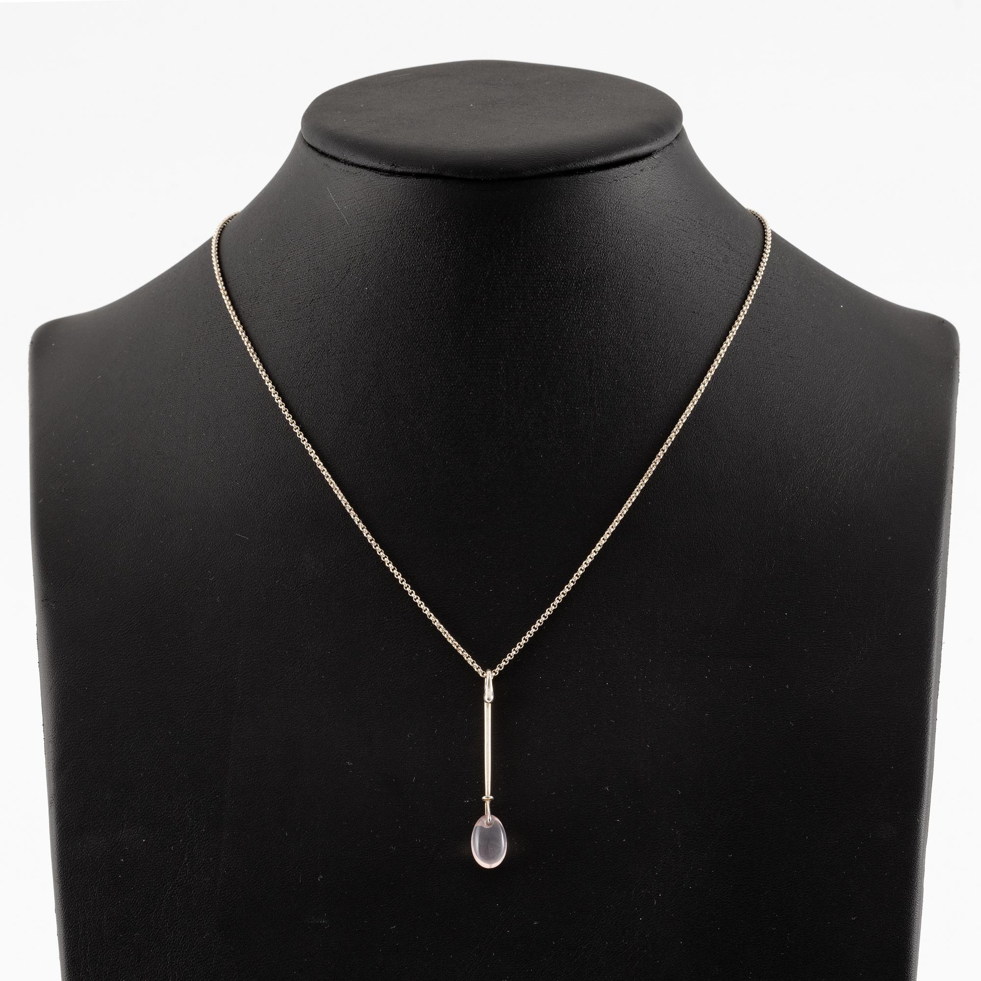 Vivianna Torun Bülow-Hübe, hänge samt örhängen, ett par, silver med rosenkvarts, för Georg Jensen.
