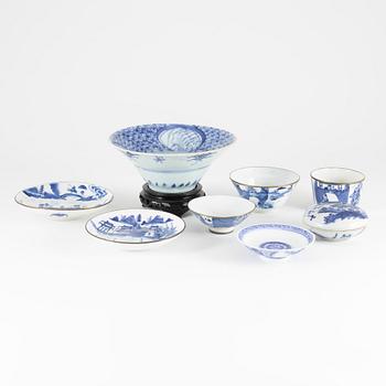 A group of five pieces of blue and white Chinese porcelain, Qing dynasty, 19th Century.