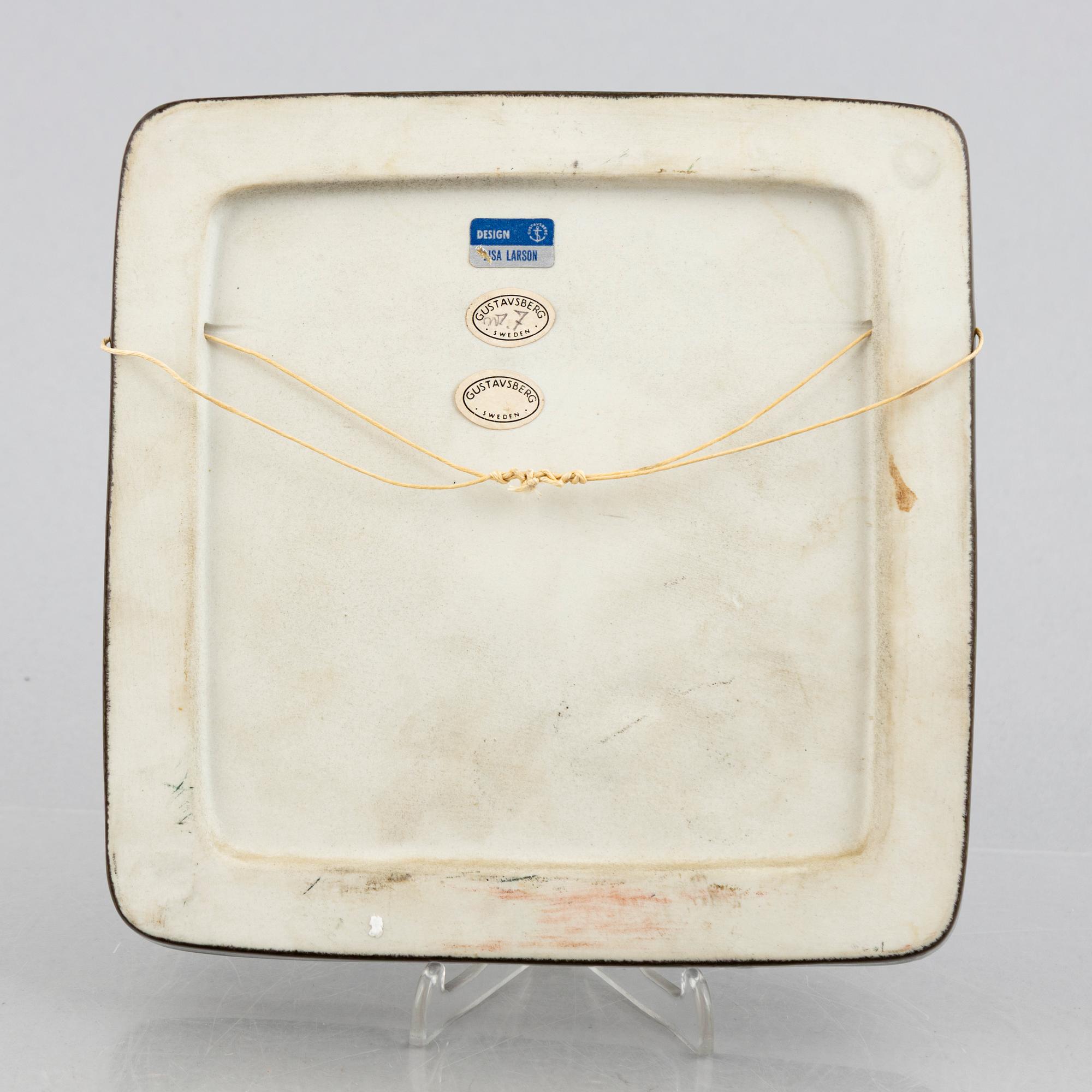 Lisa Larson, askfat och väggrelief ur serien "Harlekin" och ljusstake ur serien "Advent", Gustavsberg.