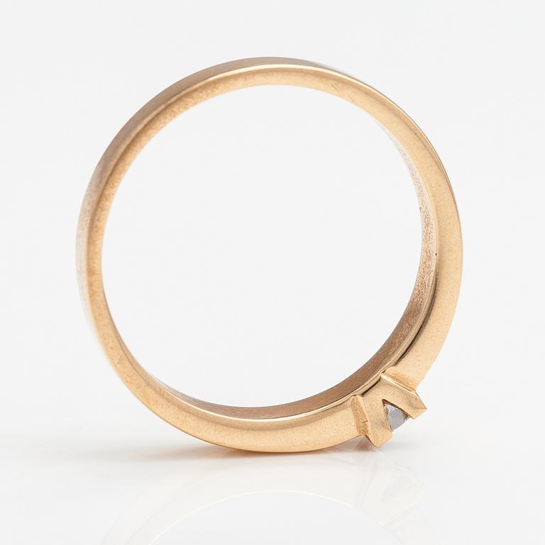 A 14K gold ring with a princess-cut diamond ca. 0.13 ct.