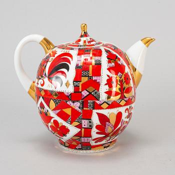 A Lomonosov porcelain teapot with cover, Soviet union.